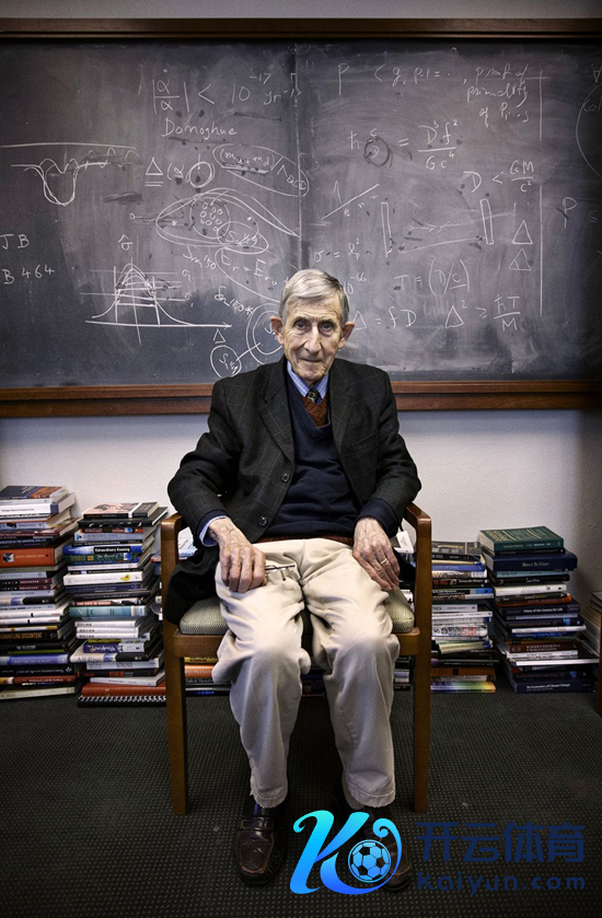 2009 年 2 月 24 日，英国出身的好意思国表面物理学家弗里曼·戴森 （Freeman Dyson，1923 - 2020 年）坐在新泽西州普林斯顿高等筹商院办公室 。