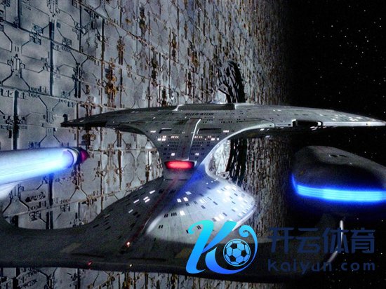 《星际迷航：下一代》的“遗物”一集率先于1992年10月12日播出。图中为星舰企业号与戴森球比肩。&nbsp;